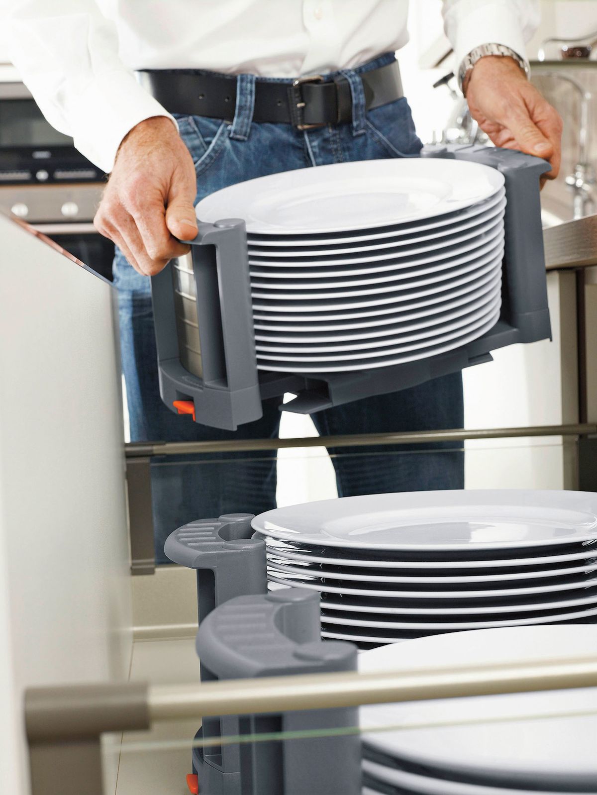 Držák talířů je praktický nejen v zásuvce, ale i při přenášení na stůl. Udrží pořádek a zamezí sesouvání nádobí. Průměr je nastavitelný od 18 do 32 cm, výška 14 cm. Cena 1470 Kč/kus.