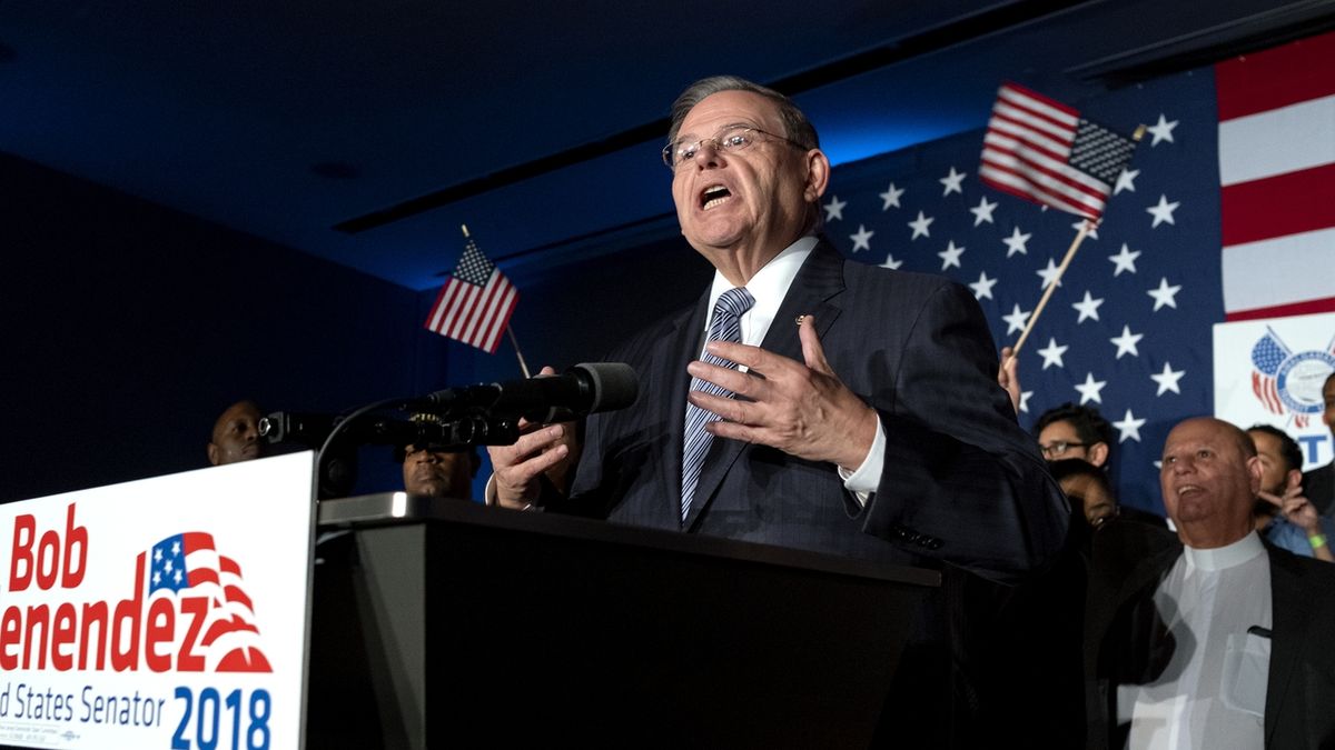 Demokratický senátor Bob Menendez hovoří k voličům po úspěchu ve velbách 