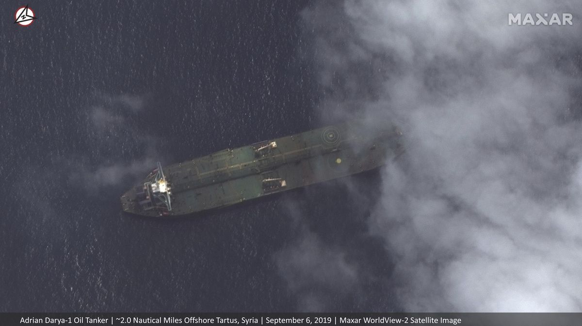 Satelitní obrázek společnosti Maxar Technologies zachycuje pravděpodobně íránský tanker Adrian Darya-1 u pobřeží nedaleko syrského Tartúsu.