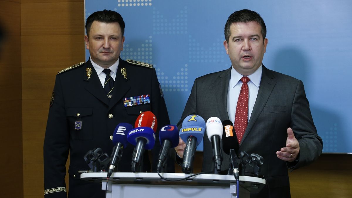 Policejní prezident Tomáš Tuhý (vlevo) a ministr vnitra Jan Hamáček
