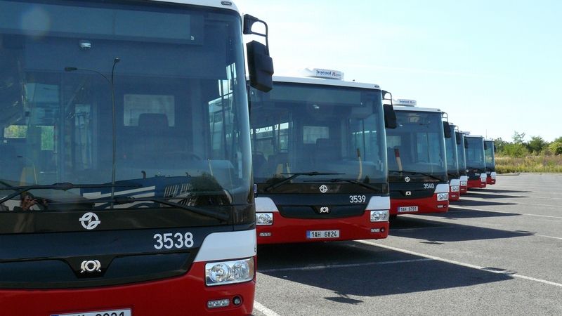 Autobusy v Praze nebudou otevírat přední dveře, jde o ochranu řidičů