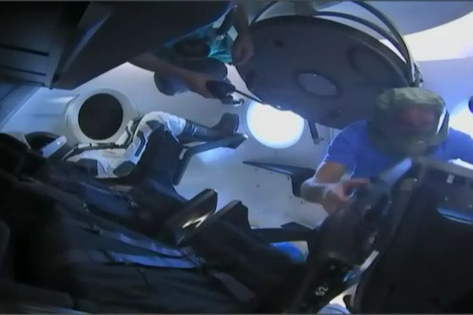 Záznam: Slavnostní ceremoniál k připojení lodě Crew Dragon k ISS