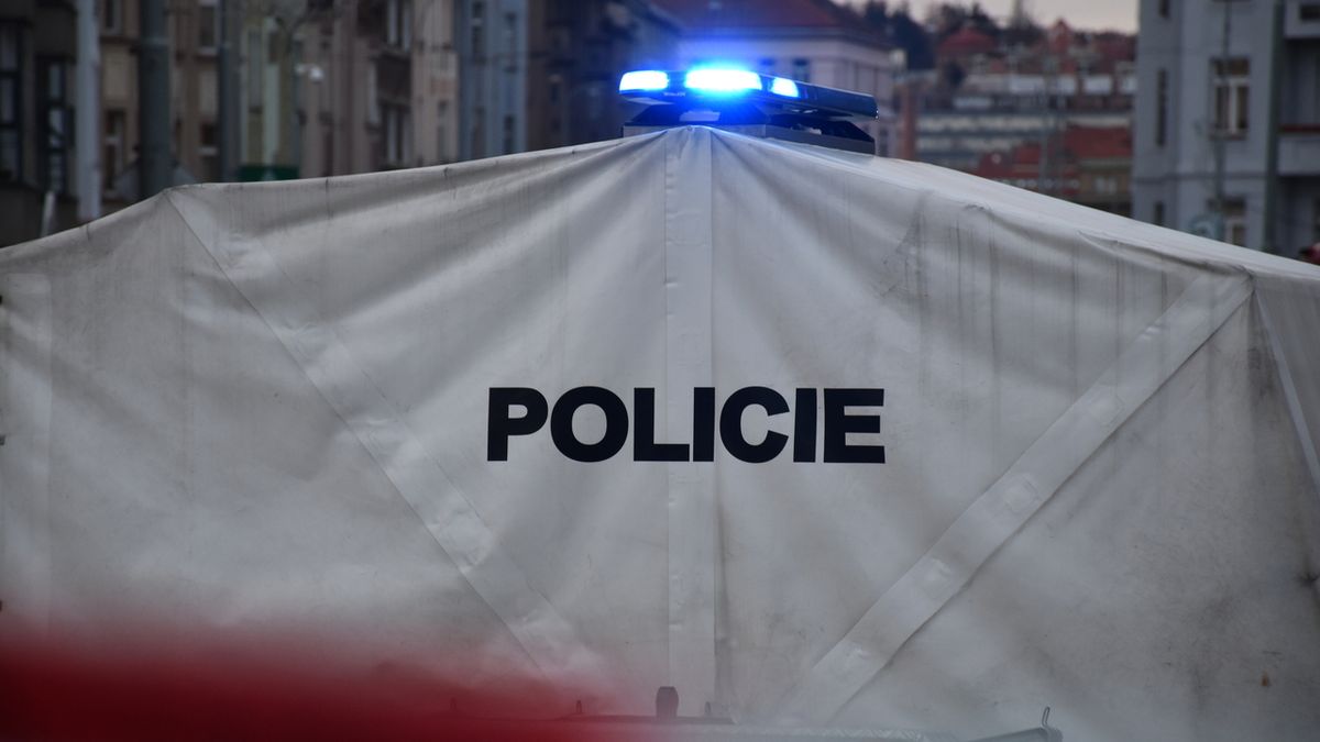 Policii se přihlásil muž, kterého kamera v Praze zachytila s cizí peněženkou