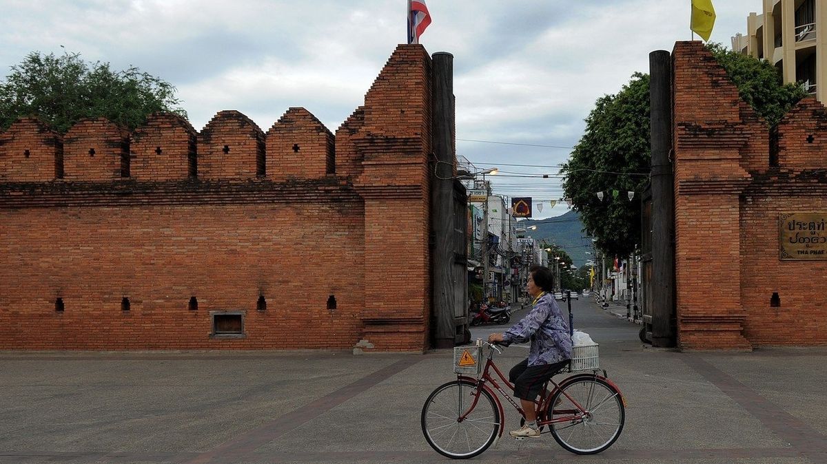 Historická památka Tha Phae Gate v thajském městě Čiang Mai.