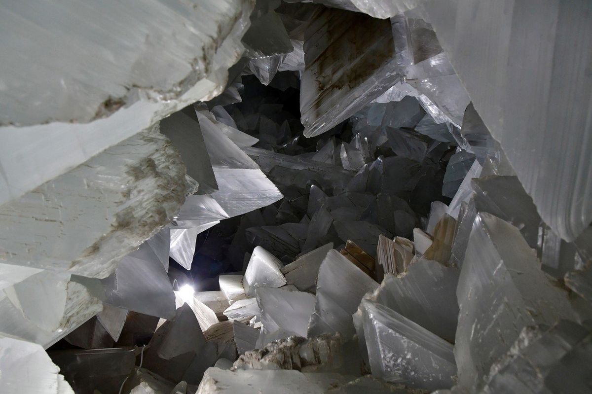 Vnitřek jeskyně je díky krystalům velmi působivý.