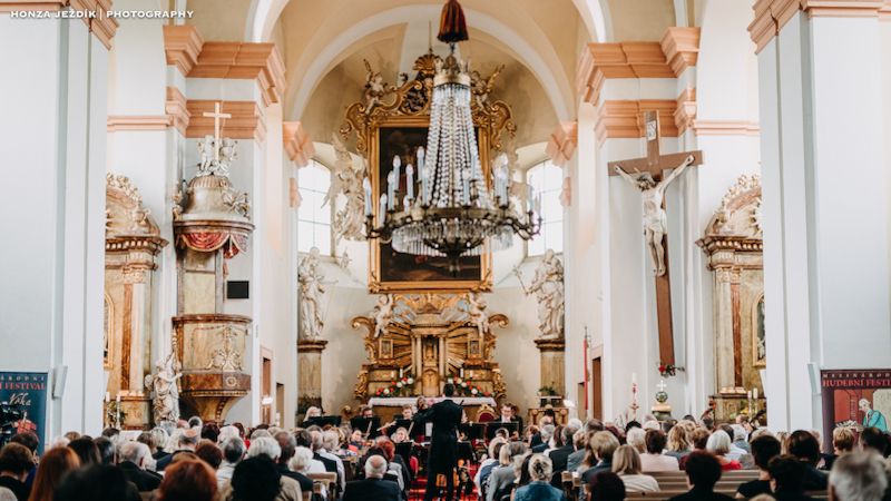 Kostel sv. Václava v Dobrušce během slavnostního zahájení IX. ročníku Festivalu F. L. Věka.