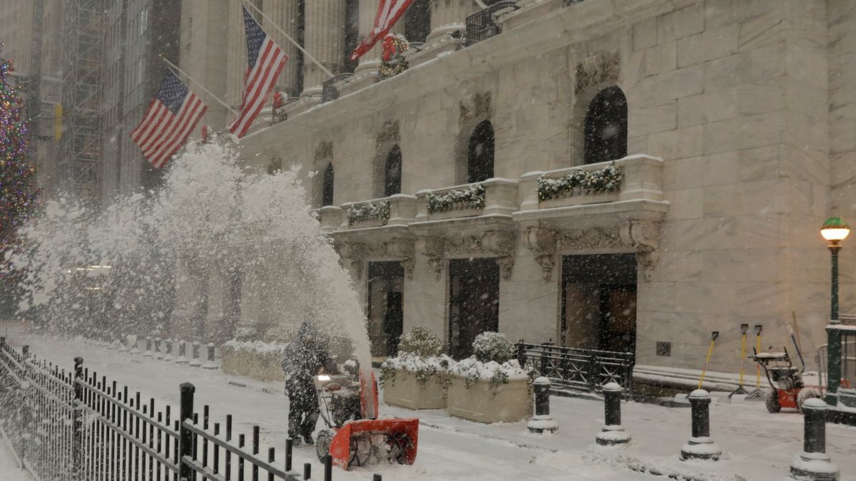 Sněhová fréza odstraňuje sníh před newyorskou burzou.