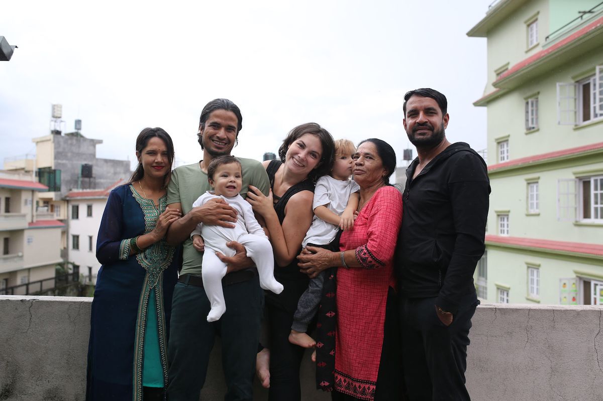 S manželem (druhý zleva), jeho rodinou a dětmi v Nepálu. 