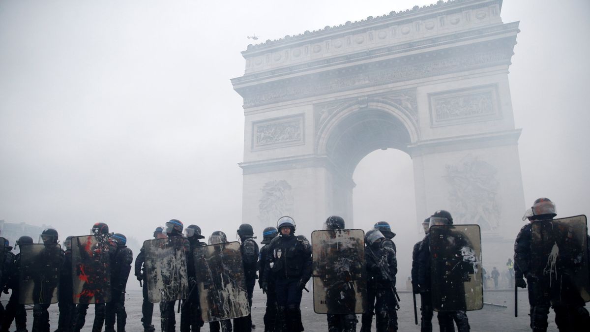 Příslušníci pořádkových jednotek francouzské policie před Vítězným obloukem v Paříži během protestů