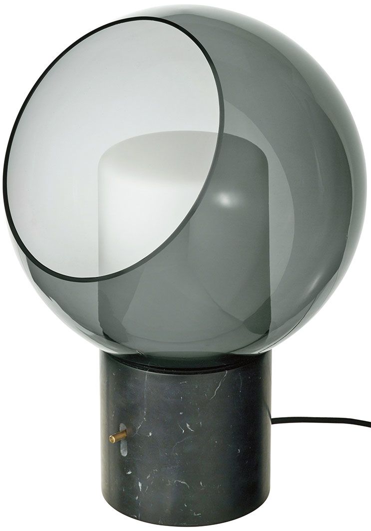 Stolní lampa Evedal v šedém, kulatém tvaru ze skla a mosazi. Tak vypadá nadčasový skandinávský design, cena 3990 Kč. 