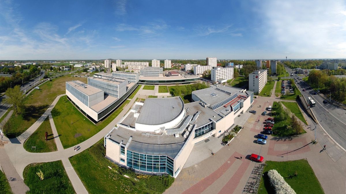 Pohled na centrální univerzitní kampus v Pardubicích-Polabinách.