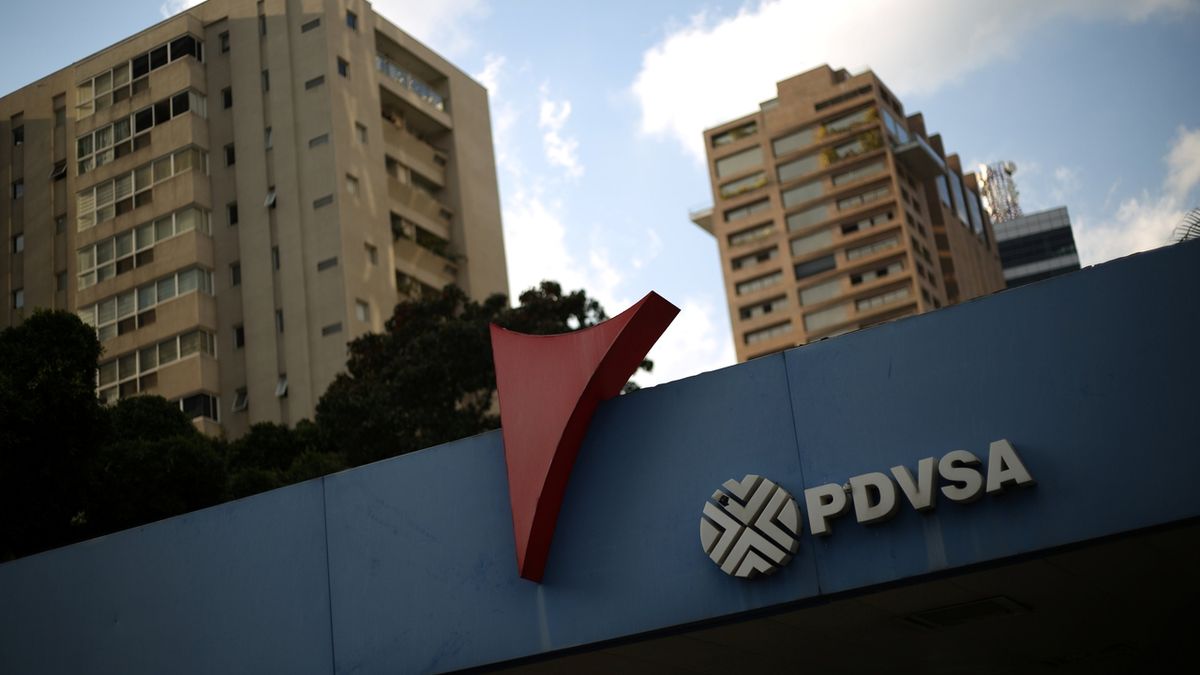 USA vyhlásily sankce proti venezuelské státní ropné společnosti PDVSA. Na snímku čerpací stanice patřící této firmě v Caracasu.