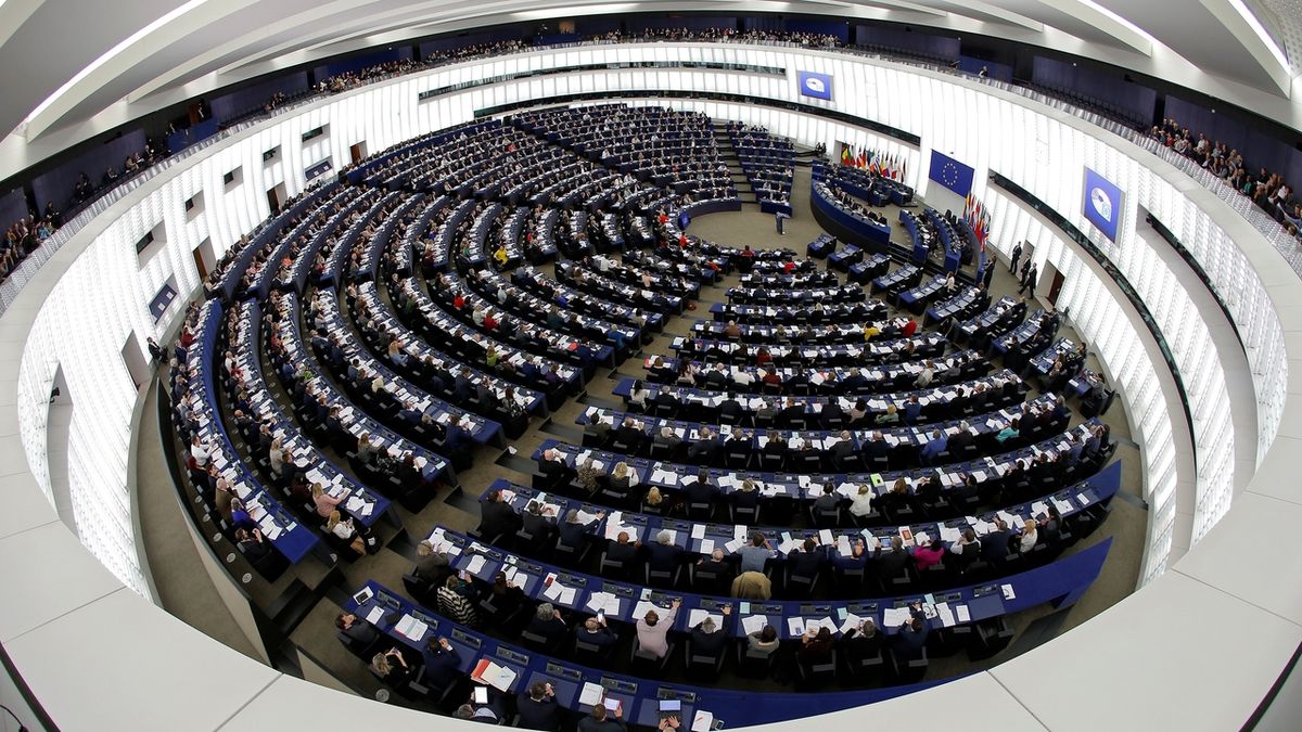 Poslanci Evropského parlamnentu během zasedání ve Štrasburku