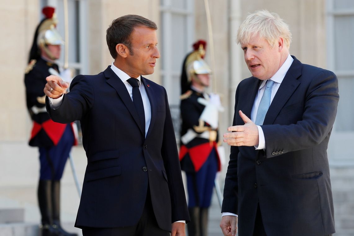 Francouzský prezident Emmanuel Macron vítá britského premiéra Borise Johnsona (vpravo) 