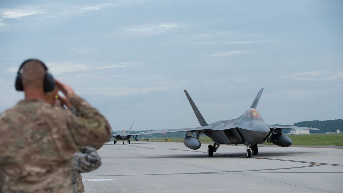Dvaadvacet strojů F-22 Raptor odlétá Virginie na katarskou základnu Al-Udajd 