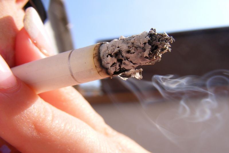 Mezi dvěma cigaretami mají kuřáci sníženou náladu a kognitivní funkce, tvrdí odborník. 