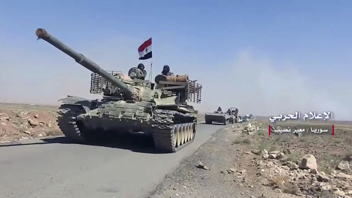 Syrský tank se valí provincií Daraá v čele kolony 