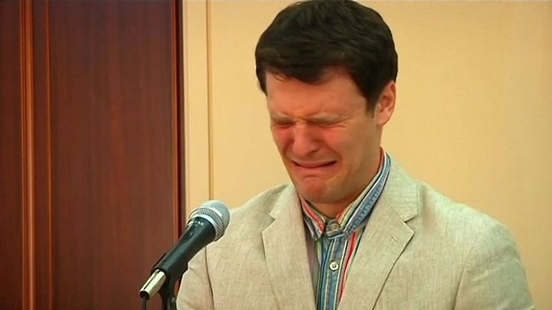 BEZ KOMENTÁŘE: Americký student se na tiskové konferenci loni v únoru rozplakal a modlil se, aby byl z KLDR propuštěn