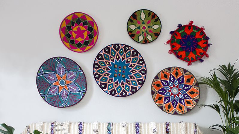 Obplétané talíře se vzorem inspirovaným Marokem rozzáří nudné interiéry.