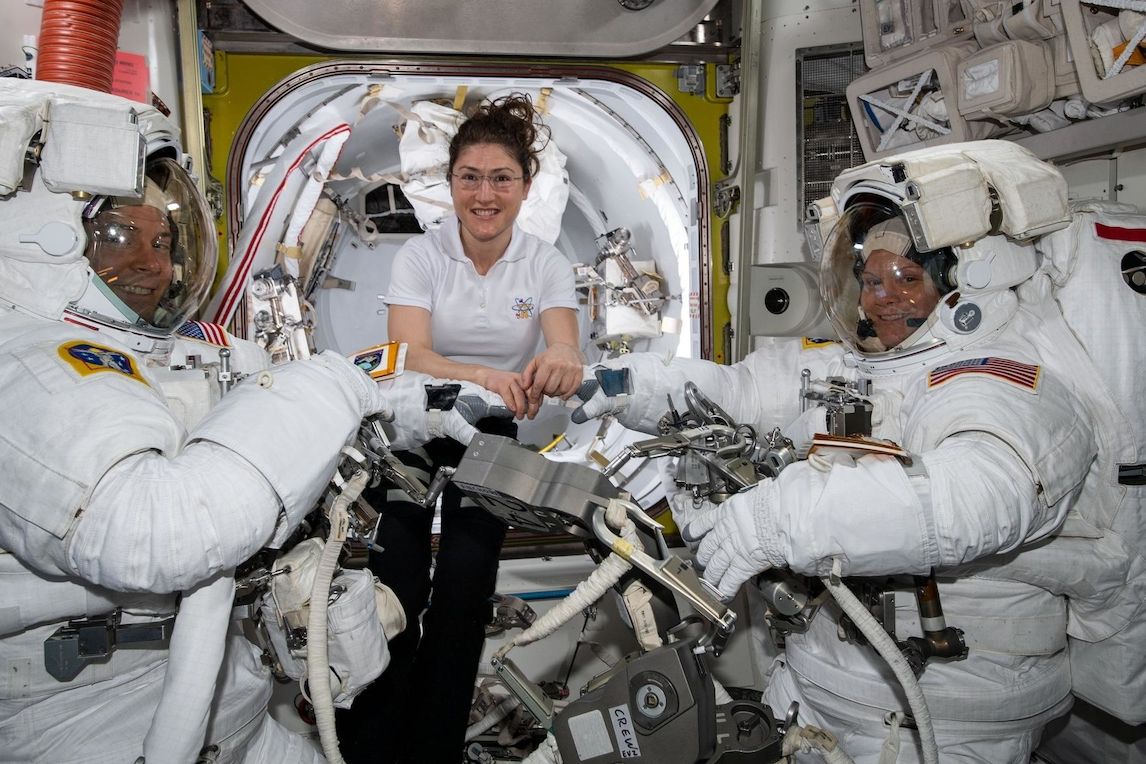 Astronautka NASA Christina Kochová (uprostřed) se svými kolegy Nickem Haguem (vlevo) a Anne McClainovou na palubě ISS