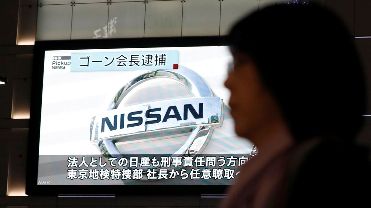 Reportáž o zatčení předsedy Nissanu a šéfa Renaultu Carlose Ghosna na pouliční obrazovce v Tokiu.