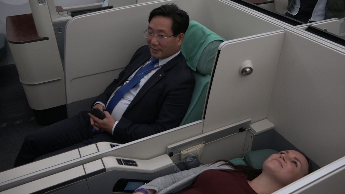 Kabiny v první a business třídě jsou pohodlné s dostatkem prostoru pro cestující.