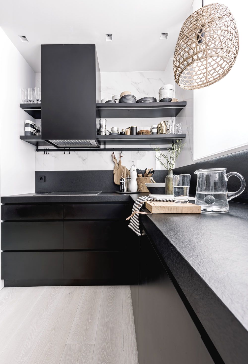 Kuchyňská sestava nábytku je navržena na míru podle autorského návrhu architekta Martina Franka v černobílé kombinaci a komfortně vybavena všemi nezbytnými spotřebiči.
