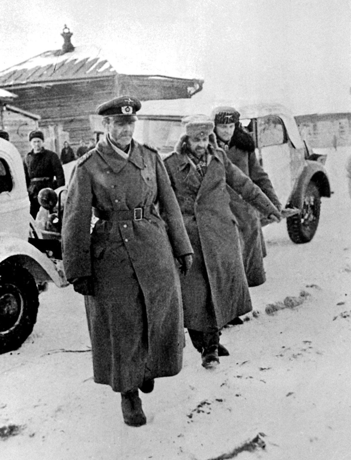 Velitel německé 6. armády polní maršál Friedrich Paulus se 31. ledna 1943 ve Stalingradu vzdává.