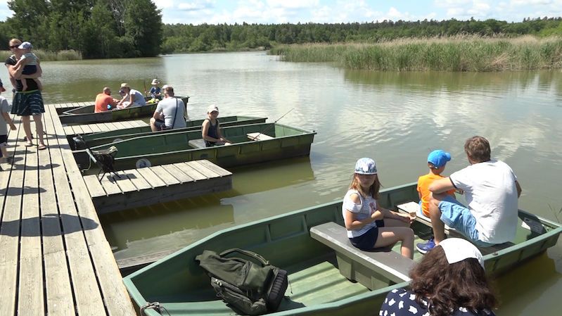 Rybařit na katlovském jezeře mohl v sobotu úplně každý.