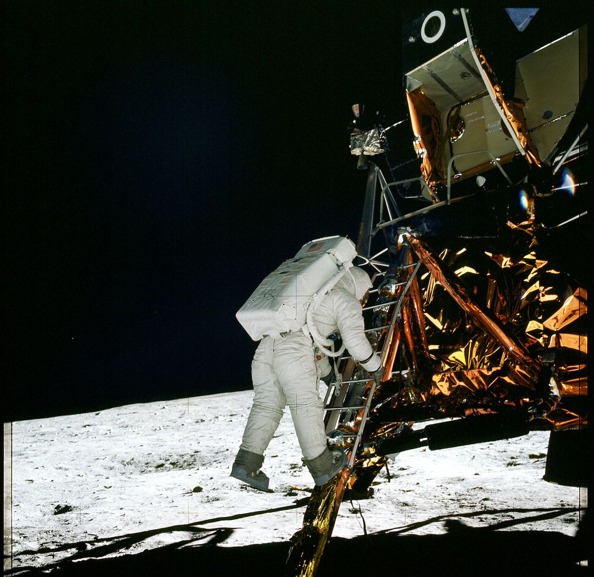 Astrunaut Edwin Aldrin sestupuje na měsíční povrch.