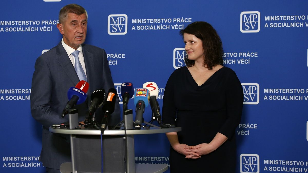 Ministryně práce a sociálních věcí Michaela Maláčová (ČSSD) s premiérem Andrejem Babišem (ANO).