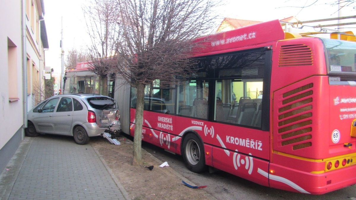 Trolejbus najel v Otrokovicích do zaparkovaných aut a sedm jich poškodil.