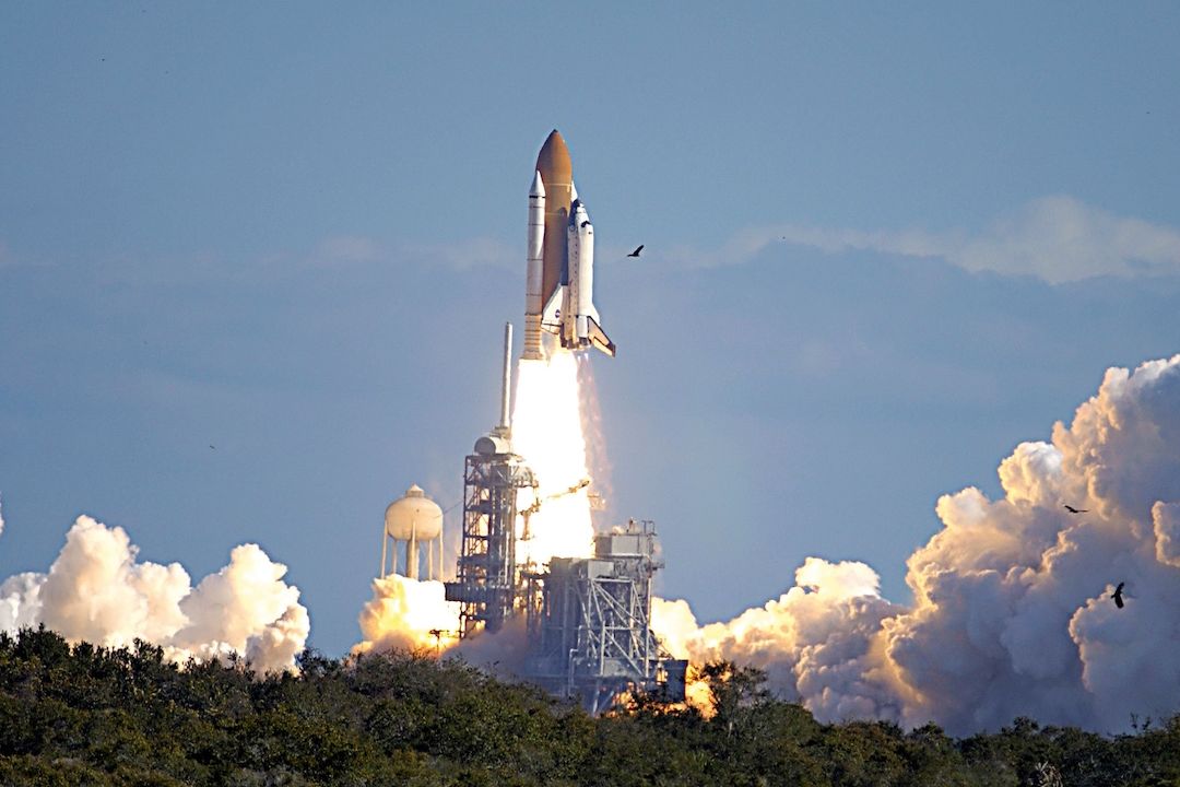 Start raketoplánu Columbia STS-107 (16. 1. 2003). Za necelou půlminutu narazí úlomek izolační pěny do levého křídla a tragicky ho poškodí.