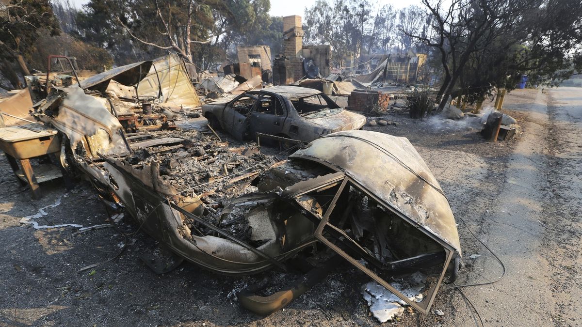 Mnozí lidé uhořeli ve svých vozech nebo poblíž domů, které plameny zachvátily. 