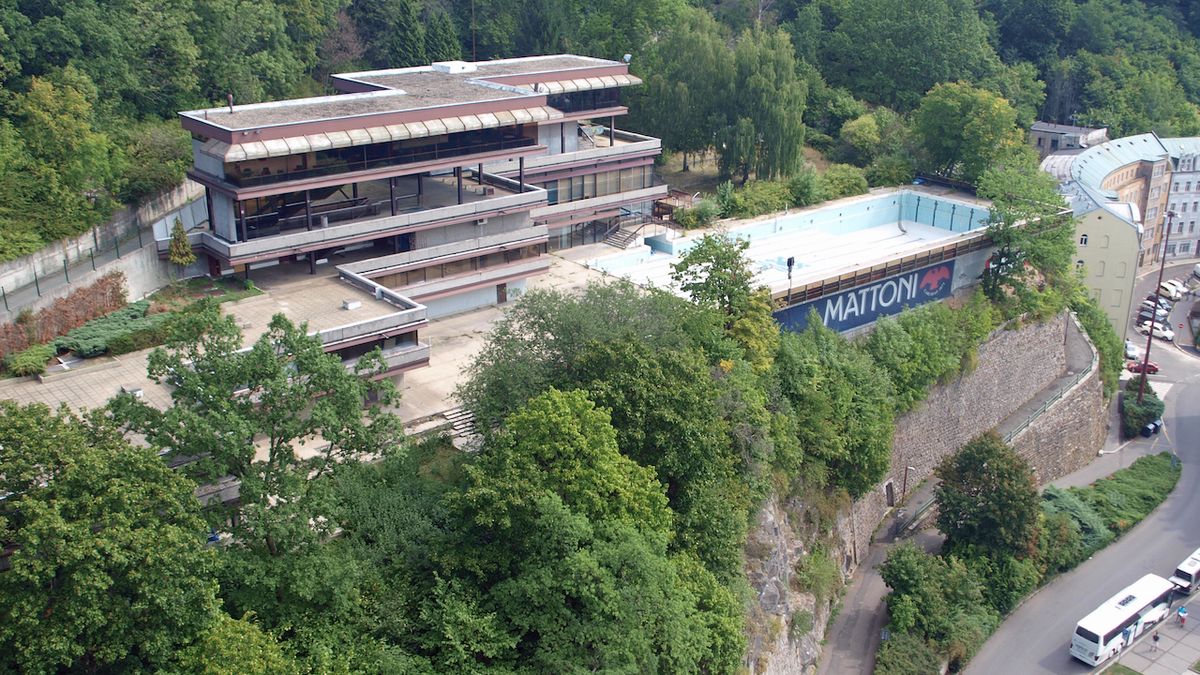 Pohled na uzavřené bazénové centrum ze 14. patra hotelu Thermal.