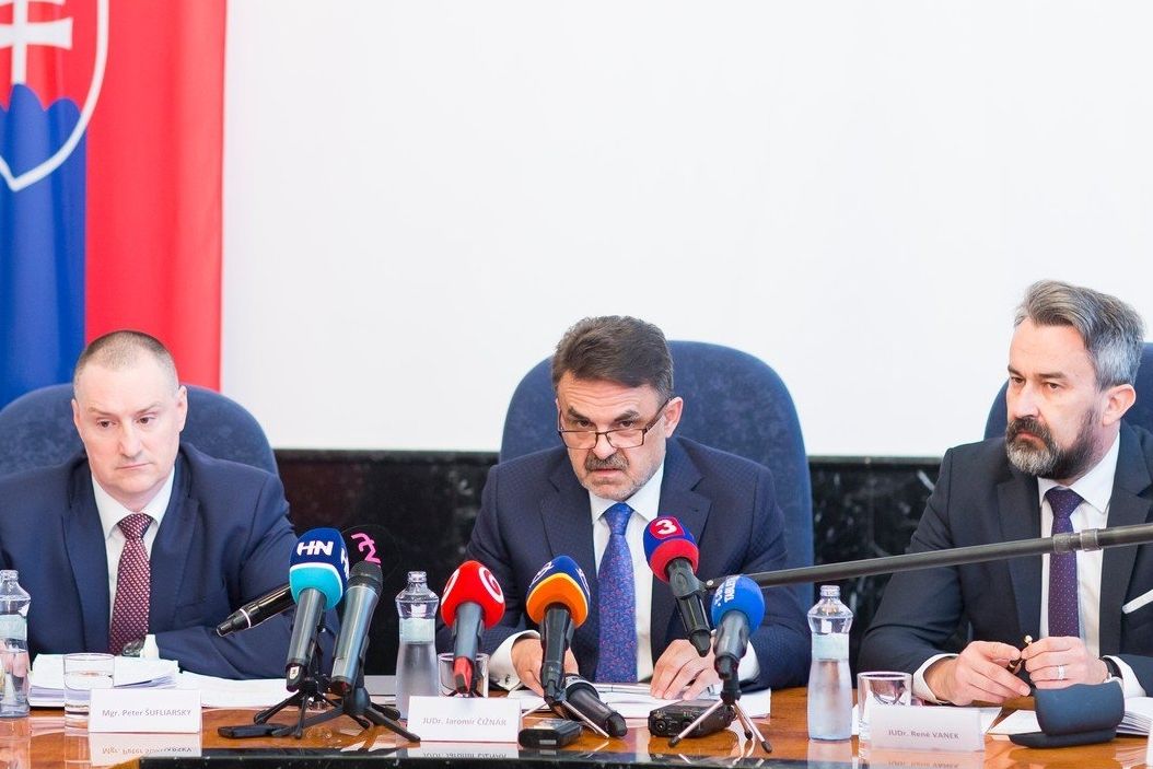 Na snímku z loňského května je René Vanek první zprava. Uprostřed generální prokurátor Jaromír Čižnár a vlevo jeho náměstek Peter Šufliarsky.