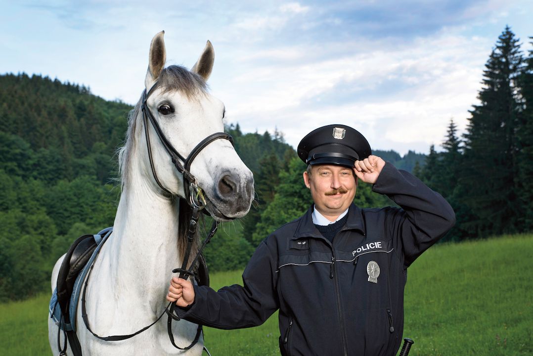 Herce nadchlo, že jako strážmistr Topinka plní část svých povinností na koňském hřbetu.