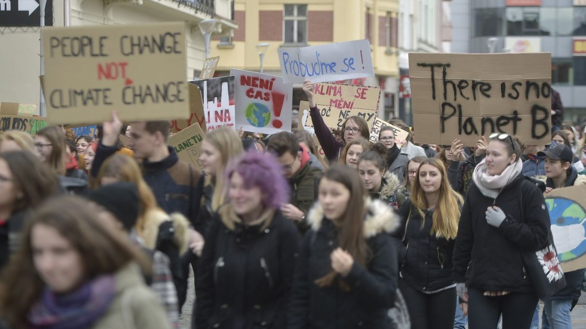 Studenti v Ostravě se připojili k celosvětové protestní akci, která má za cíl přimět politiky důsledněji chránit klima a snižovat emise. 