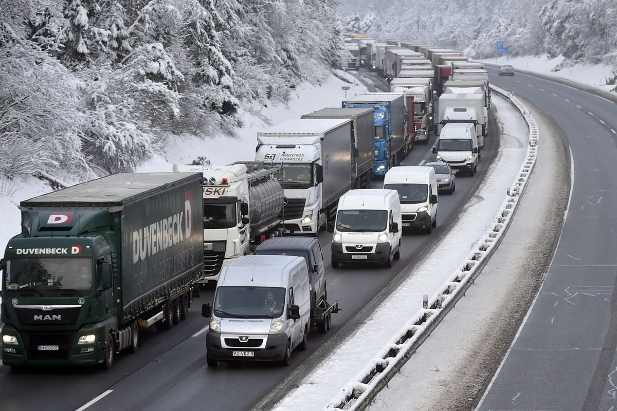 Odstavené kamiony blokovaly dálnici D1 poblíž obce Jiřice mezi Humpolcem a Koberovicemi na Pelhřimovsku.