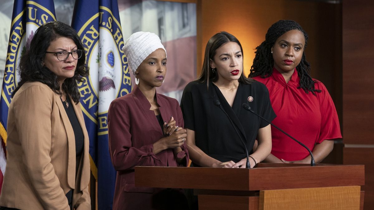 Americké političky (zleva) Rashida Tlaibová, Ilhan OmarováAlexandria Ocasio-Cortezová a Ayanna Pressleyová, jimž Trump vzkázal, aby se vrátil do zemí původu. 