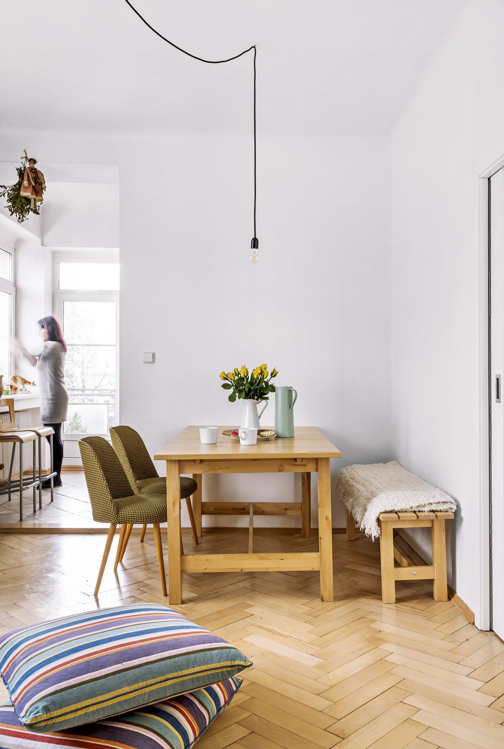 Masivní jídelní stůl a lavice jsou z IKEA, originální a nově očalouněná retro křesílka věnoval Aničce do bytu kamarád.
