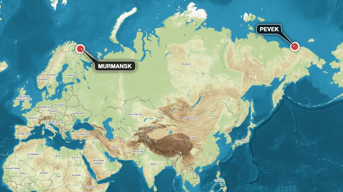 Mapa s vyznačenými městy Murmansk, odkud Akademik Lomonosov vyplouvá, a Pevek, kde je jeho cíl.