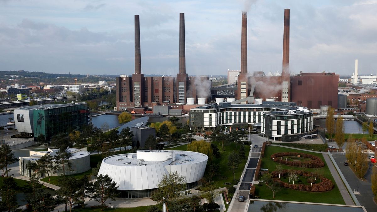 Továrna Volkswagenu ve Wolfsburgu. Právě v tomto městě proběhla v květnu 2009 schůzka zástupců německých automobilek.