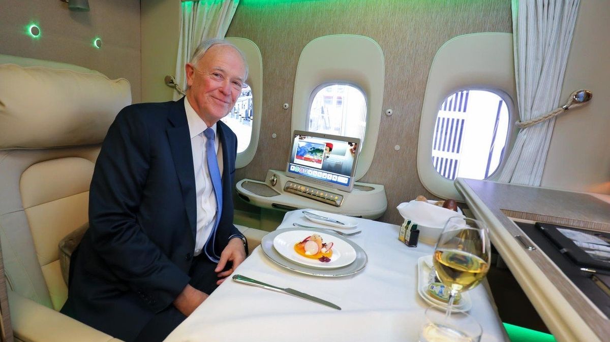 Tim Clark v kabince první třídy Private Suite. Virtuální okna mají být prý budoucností letadel.