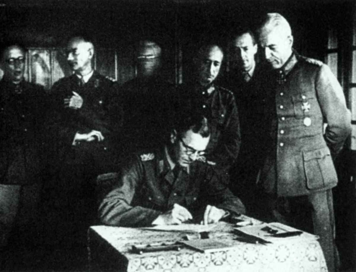 V červenci 1944 podepsal Paulus výzvu generálům a důstojníkům: „Německo se musí zříci Adolfa Hitlera…“