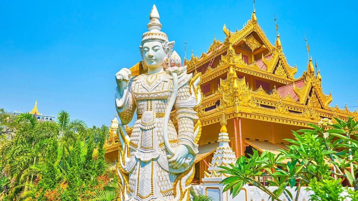 V Myanmaru se zlatem zdobí chrámy i sochy.