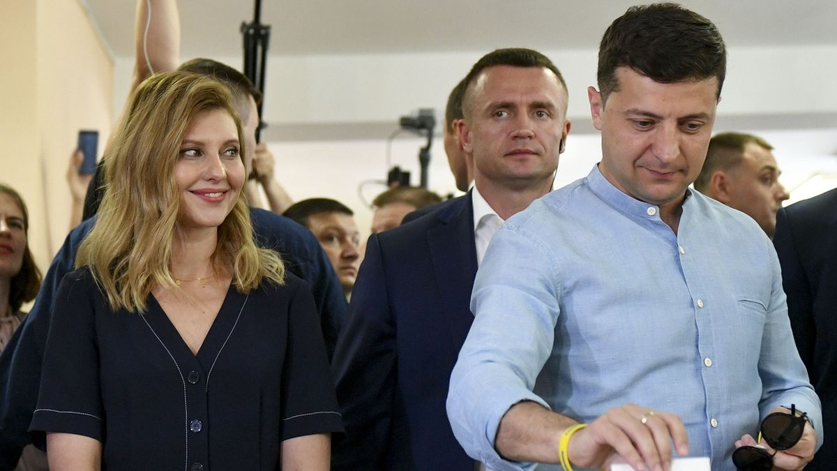 Volodymyr Zelenskyj a jeho žena Olena u předčasných parlamentních voleb