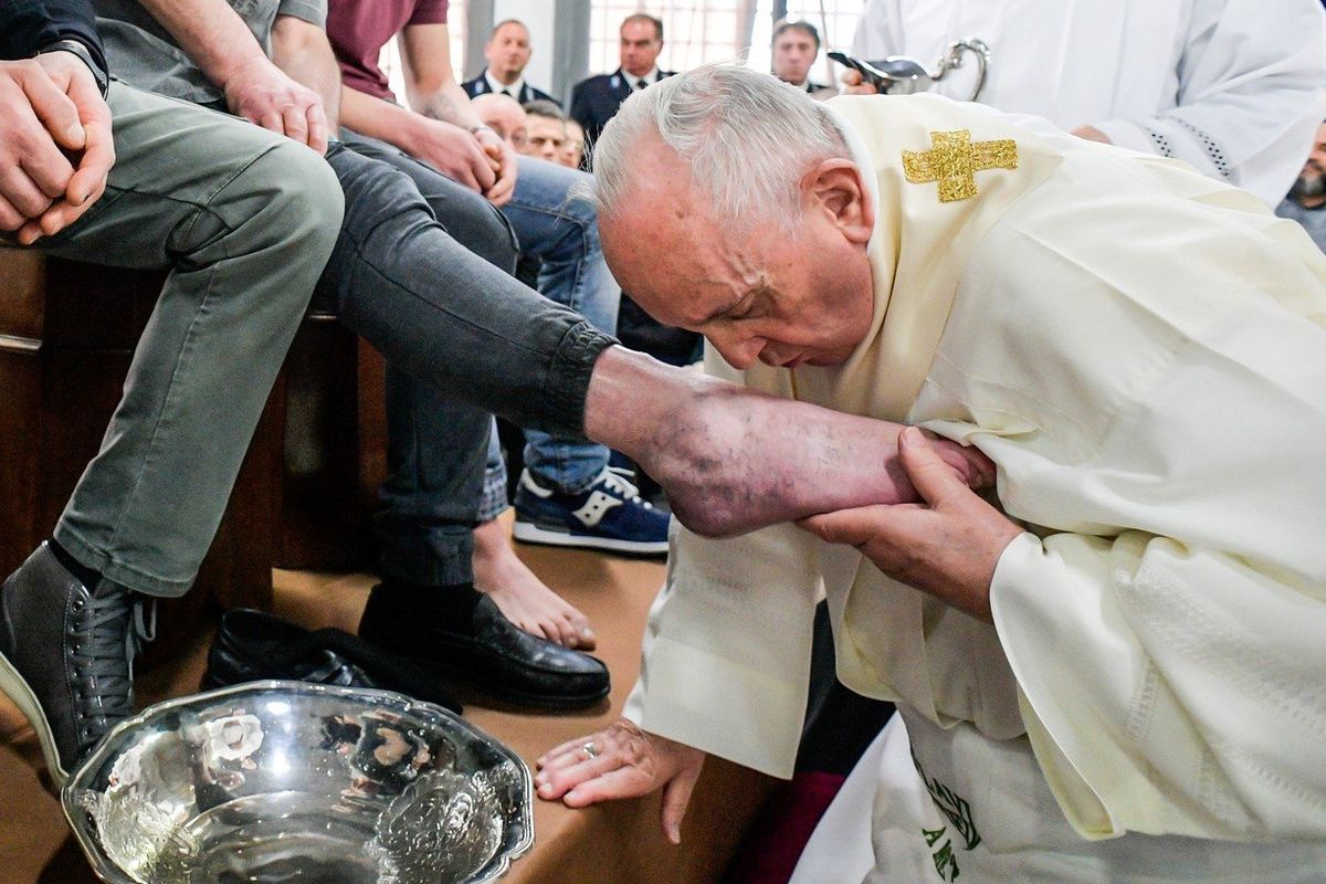Papež při rituálu mytí nohou ve věznici Velletri u Říma