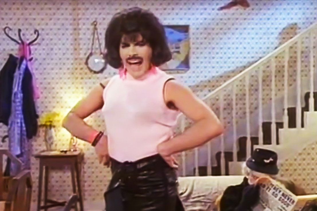 Freddie Mercury v klipu I want to break free. Podle Číňanů heterosexuál.