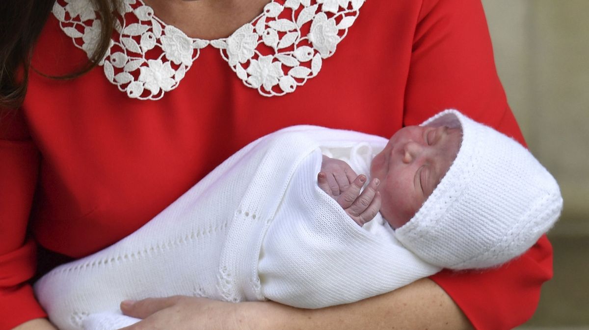 Novorozený princ v náruči vévodkyně Kate